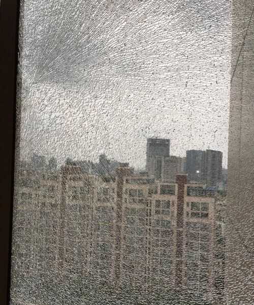 冬天陽臺(tái)玻璃突然裂縫是怎么回事啊
