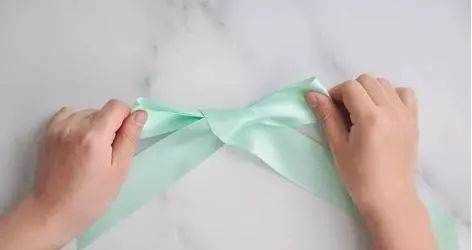 如何系蝴蝶結,蝴蝶結怎么系視頻慢動作圖13