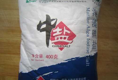 填上合適的質(zhì)量單位．一袋食鹽重500______； 小紅的體重25______；一輛卡車的載重量是8______；一枚2分