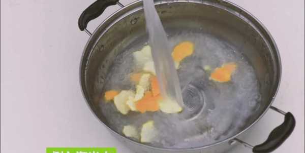 灰色衛(wèi)衣發(fā)黃怎么去除,灰色衣服曬了發(fā)黃了怎么辦圖2