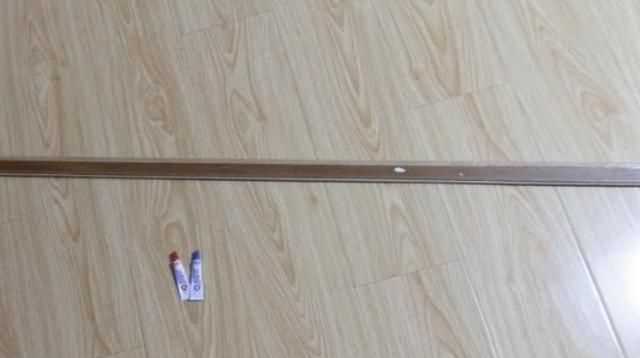 門框條掉了用什么膠粘，櫥柜的門框掉了，是用膠粘的，用的什么膠呀這？圖4