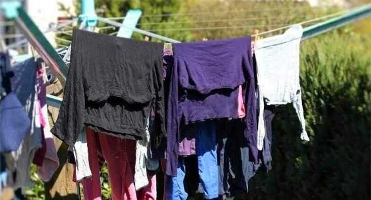 洗過曬干的衣服有一股臭味，是什么造成的