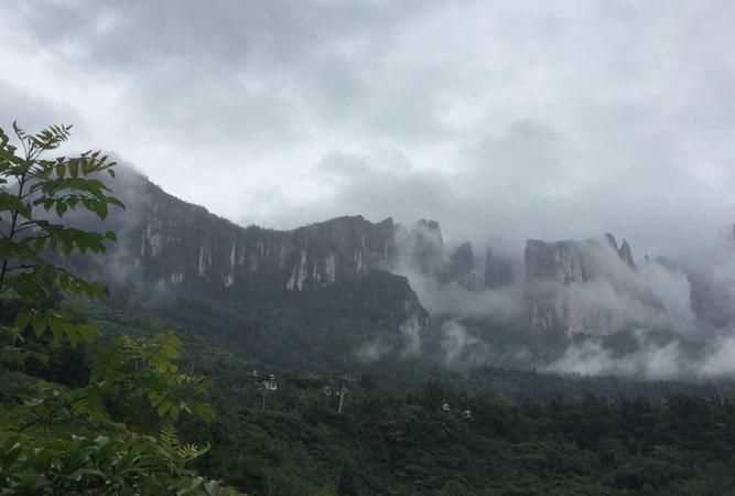 晚霞行千里和有雨山戴帽，無雨半山腰的字面意思是什么