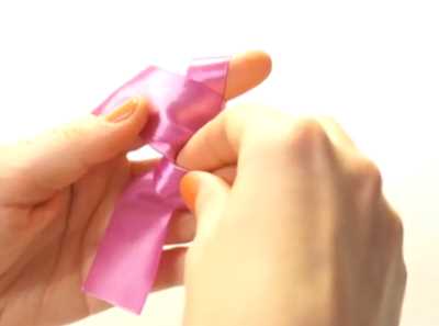 蝴蝶結(jié)怎么打的,怎么打蝴蝶結(jié)簡(jiǎn)單方法圖3