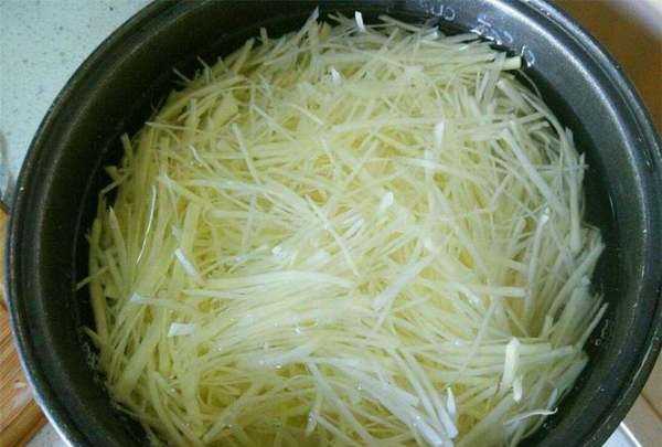 土豆為什么要泡水,炒土豆絲時間圖1