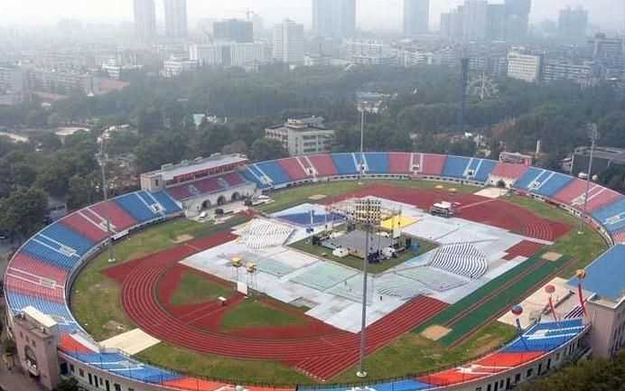 一個(gè)體育館的最大面積大約是多少