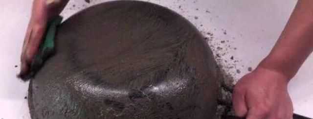 炒鍋上的黑垢怎么清理，鍋燒焦變黑怎么清洗，沒有白醋？圖1