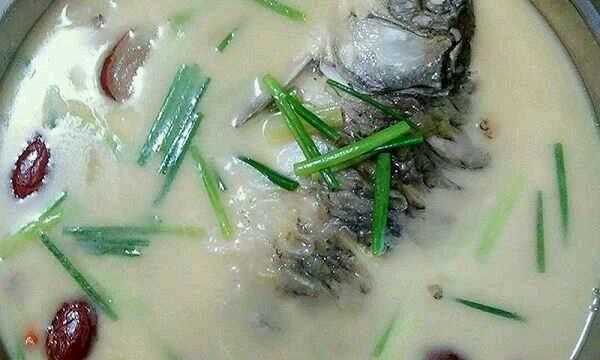 燉鯽魚能放料酒,燉魚時為了避免腥味圖7