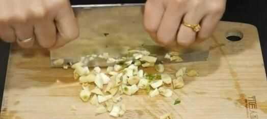 蒜頭發(fā)芽了還能吃嗎，蒜米生芽了還能吃嗎？圖1
