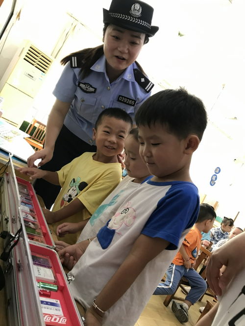 民警走進(jìn)幼兒園講解安全知識(shí)