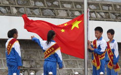 校園一角作文升旗臺(tái)400字