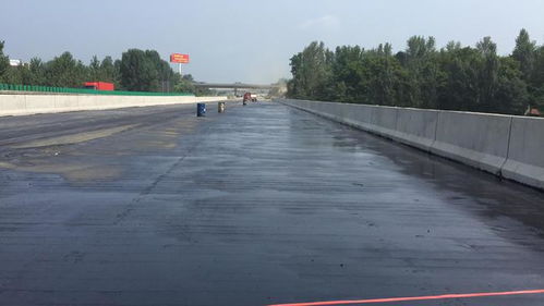 道路鋪設瀝青的好處,瀝青攤鋪注意事項,混凝土道路上鋪設瀝青的施工方法