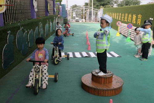 幼兒園戶外游戲蕩秋千注意事項