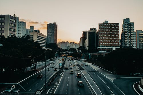 二十年后的一場同學聚會，透露著四個人生真相